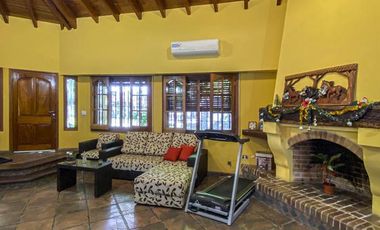 Casa de 2 dormitorios con pileta y quincho