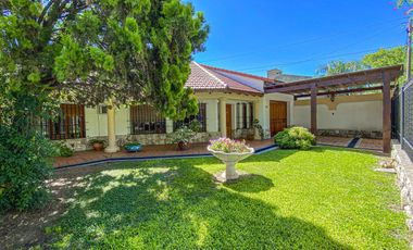 Casa de 2 dormitorios con pileta y quincho