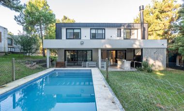 Casa en  VENTA CASA COSTA ESMERALDA, BARRIO SENDEROS IV, LOTE AL 486, 5 AMBIENTES