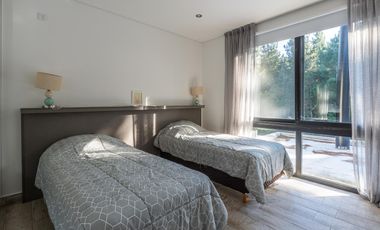 Casa en  VENTA CASA COSTA ESMERALDA, BARRIO SENDEROS IV, LOTE AL 486, 5 AMBIENTES