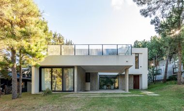 Casa en  VENTA CASA COSTA ESMERALDA, BARRIO SENDEROS IV, LOTE AL 486, 5 AMBIENTES