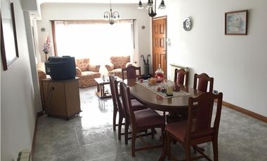 CHALET 4 AMBIENTES CON GARAGE Y PARQUE - IMPECABLE ESTADO!!!