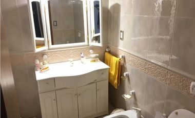 CHALET 4 AMBIENTES CON GARAGE Y PARQUE - IMPECABLE ESTADO!!!