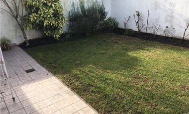 CHALET 4 AMBIENTES CON GARAGE Y PARQUE - IMPECABLE ESTADO!!!