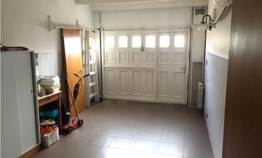 CHALET 4 AMBIENTES CON GARAGE Y PARQUE - IMPECABLE ESTADO!!!