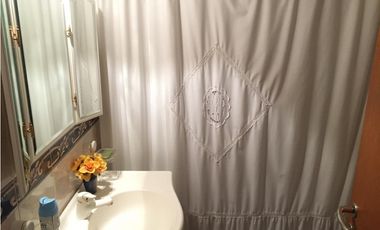 CHALET 4 AMBIENTES CON GARAGE Y PARQUE - IMPECABLE ESTADO!!!