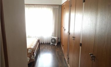 CHALET 4 AMBIENTES CON GARAGE Y PARQUE - IMPECABLE ESTADO!!!