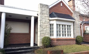 CHALET 4 AMBIENTES CON GARAGE Y PARQUE - IMPECABLE ESTADO!!!