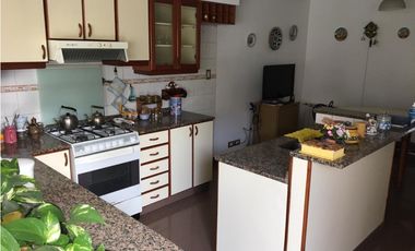 CHALET 4 AMBIENTES CON GARAGE Y PARQUE - IMPECABLE ESTADO!!!