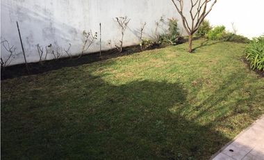 CHALET 4 AMBIENTES CON GARAGE Y PARQUE - IMPECABLE ESTADO!!!