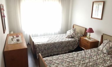 CHALET 4 AMBIENTES CON GARAGE Y PARQUE - IMPECABLE ESTADO!!!