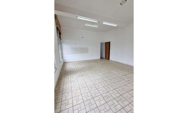 CASA DE TRES DORMITORIOS + LOCAL COMERCIAL - B° AYACUCHO - CORDOBA