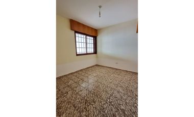 CASA DE TRES DORMITORIOS + LOCAL COMERCIAL - B° AYACUCHO - CORDOBA