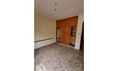 CASA DE TRES DORMITORIOS + LOCAL COMERCIAL - B° AYACUCHO - CORDOBA