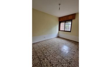 CASA DE TRES DORMITORIOS + LOCAL COMERCIAL - B° AYACUCHO - CORDOBA