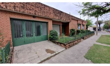 CASA DE TRES DORMITORIOS + LOCAL COMERCIAL - B° AYACUCHO - CORDOBA