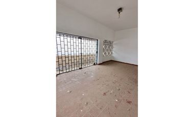 CASA DE TRES DORMITORIOS + LOCAL COMERCIAL - B° AYACUCHO - CORDOBA