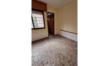 CASA DE TRES DORMITORIOS + LOCAL COMERCIAL - B° AYACUCHO - CORDOBA