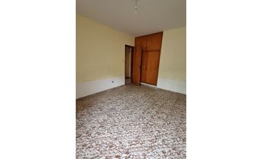 CASA DE TRES DORMITORIOS + LOCAL COMERCIAL - B° AYACUCHO - CORDOBA