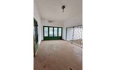 CASA DE TRES DORMITORIOS + LOCAL COMERCIAL - B° AYACUCHO - CORDOBA