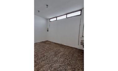 CASA DE TRES DORMITORIOS + LOCAL COMERCIAL - B° AYACUCHO - CORDOBA