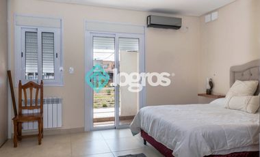 Dúplex en venta con cochera en Grand Bourg