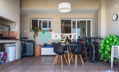 Dúplex en venta con cochera en Grand Bourg