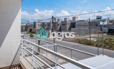 Dúplex en venta con cochera en Grand Bourg