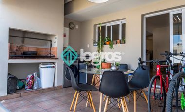 Dúplex en venta con cochera en Grand Bourg