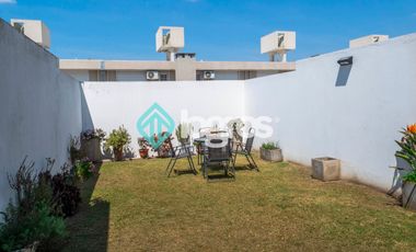 Dúplex en venta con cochera en Grand Bourg