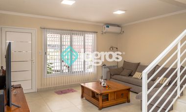 Dúplex en venta con cochera en Grand Bourg