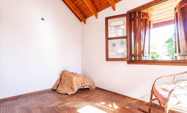 Casa de 5 ambientes en venta en Turdera con Jardín