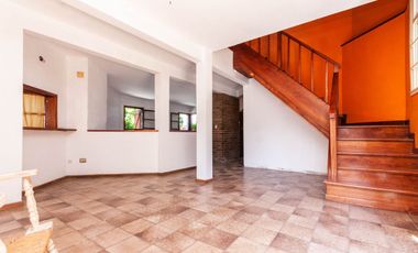 Casa de 5 ambientes en venta en Turdera con Jardín