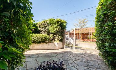 Casa de 5 ambientes en venta en Turdera con Jardín