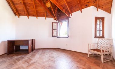 Casa de 5 ambientes en venta en Turdera con Jardín