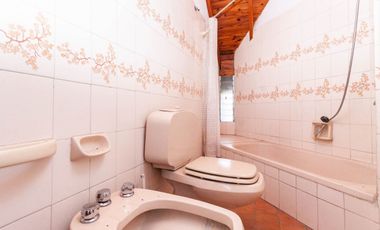 Casa de 5 ambientes en venta en Turdera con Jardín