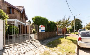 Casa de 5 ambientes en venta en Turdera con Jardín