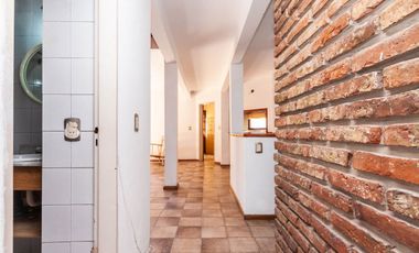 Casa de 5 ambientes en venta en Turdera con Jardín