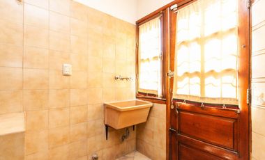 Casa de 5 ambientes en venta en Turdera con Jardín