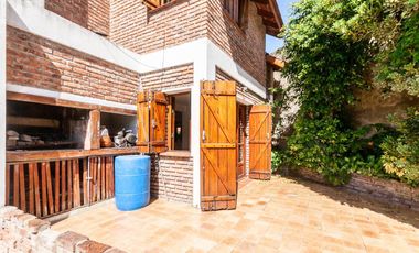 Casa de 5 ambientes en venta en Turdera con Jardín