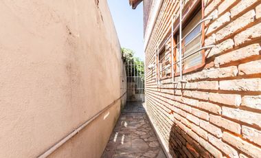 Casa de 5 ambientes en venta en Turdera con Jardín