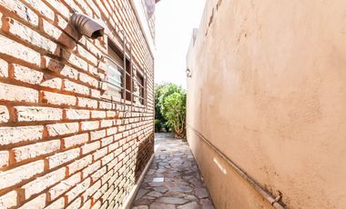 Casa de 5 ambientes en venta en Turdera con Jardín