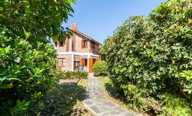 Casa de 5 ambientes en venta en Turdera con Jardín