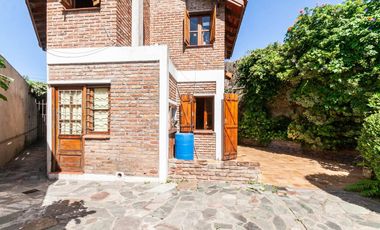 Casa de 5 ambientes en venta en Turdera con Jardín