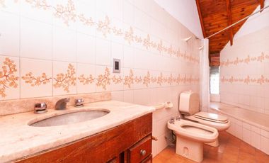 Casa de 5 ambientes en venta en Turdera con Jardín