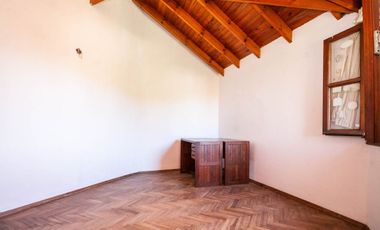 Casa de 5 ambientes en venta en Turdera con Jardín