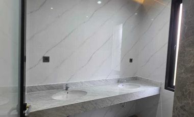 Dijual Rumah baru, specs high grade mewah, Graha Family di Surabaya