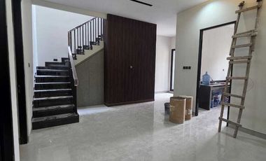 Dijual Rumah baru, specs high grade mewah, Graha Family di Surabaya