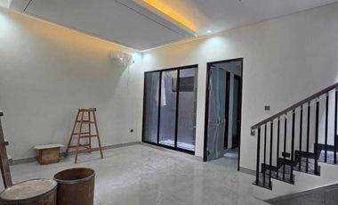 Dijual Rumah baru, specs high grade mewah, Graha Family di Surabaya
