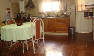 Casa en venta - 4 Dormitorios 3 Baños 1 Cochera - 226Mts2  - Villa Ballester